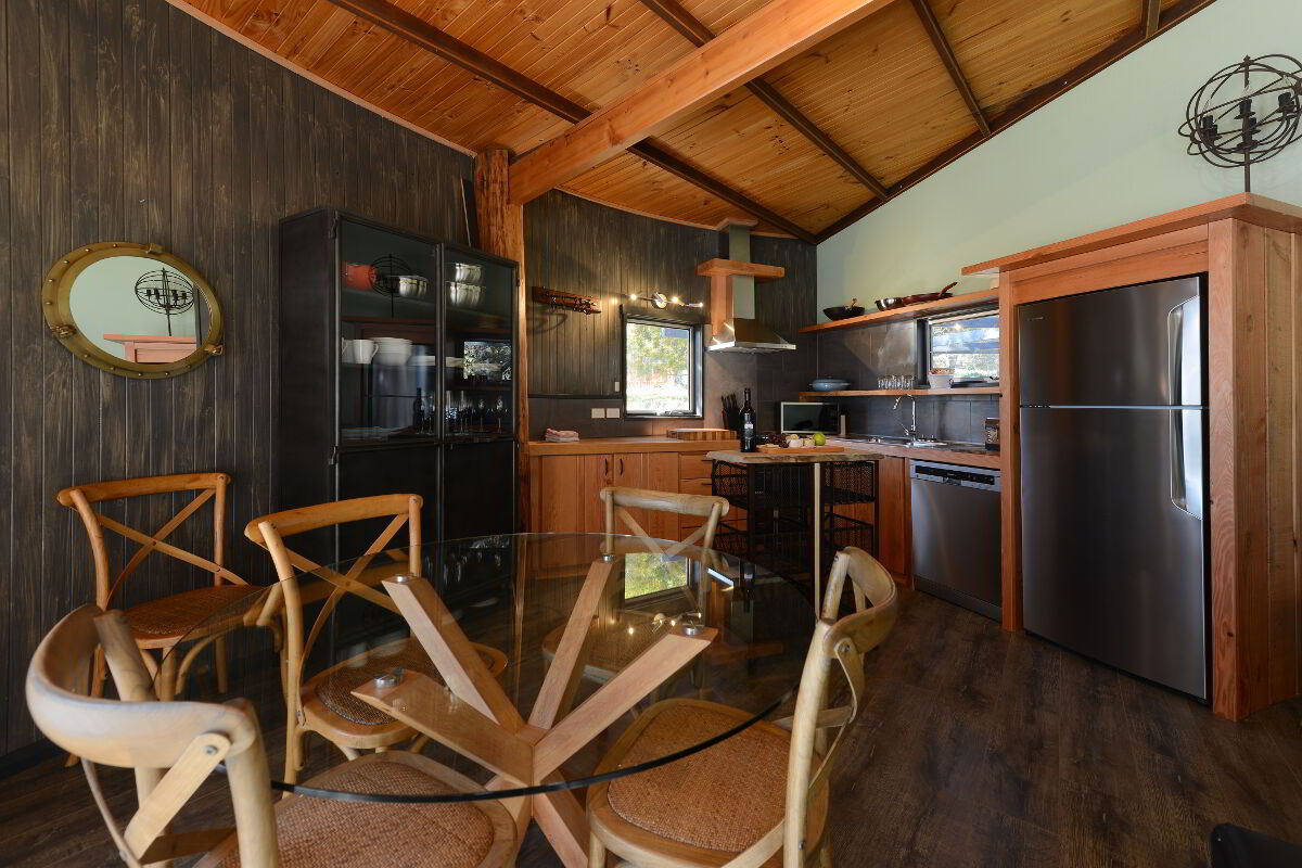 taylors-bay-cottage-dining-area-1200x800-DSC1028