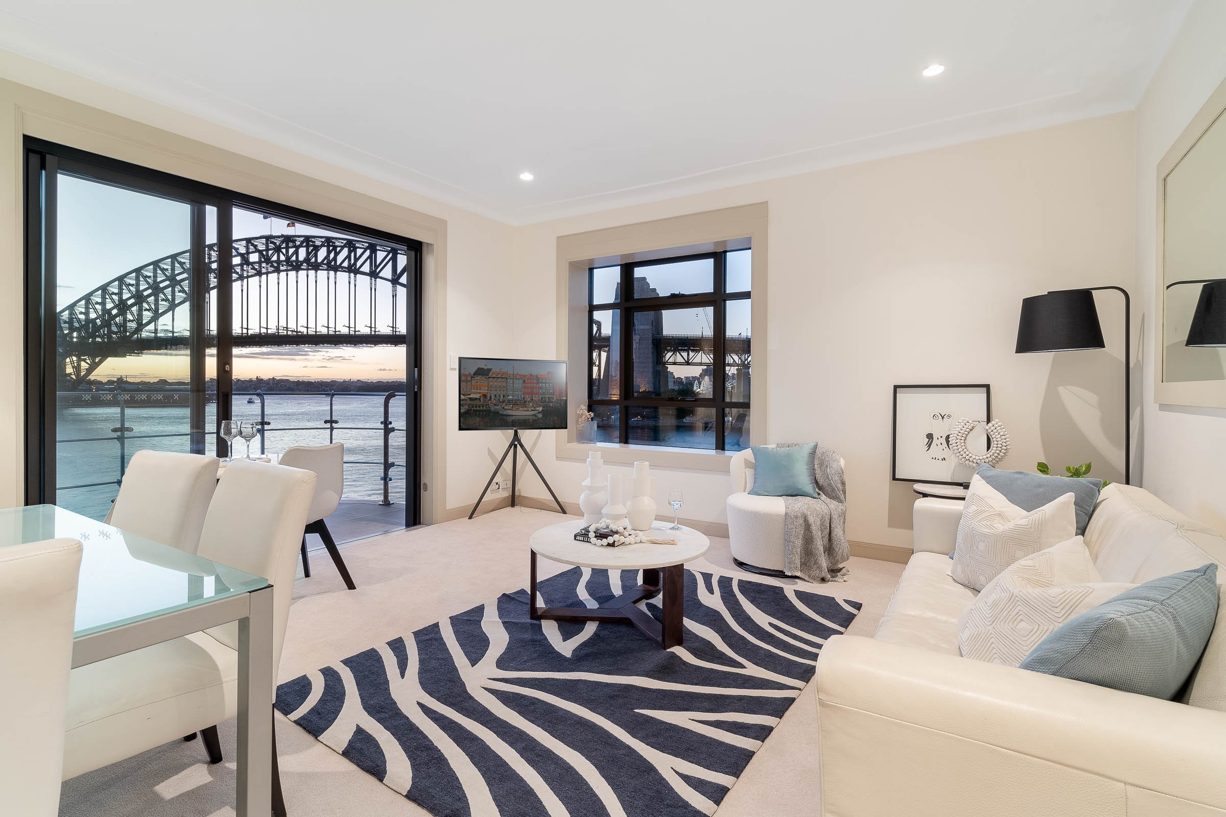 Reflections - World Class 360° Harbour Views! Featured Image 1