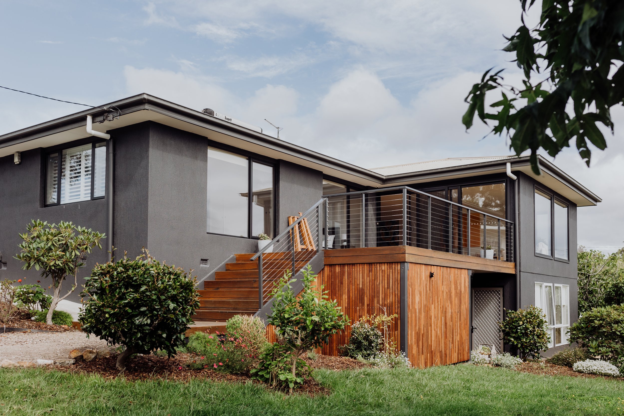 Luxury Coastal Retreat - Short Stroll to St Helens Featured Image 2