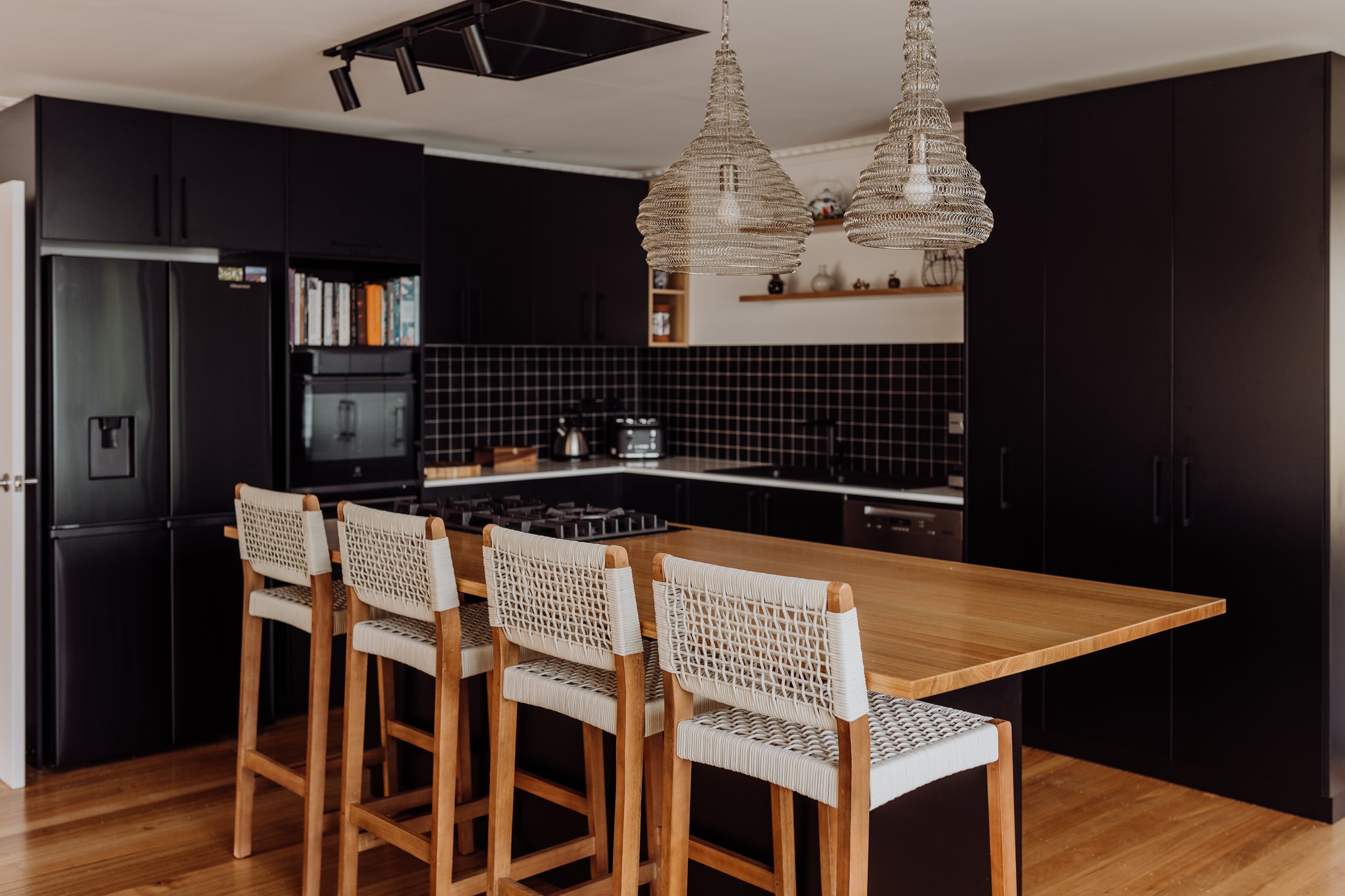 Luxury Coastal Retreat - Short Stroll to St Helens Featured Image 3