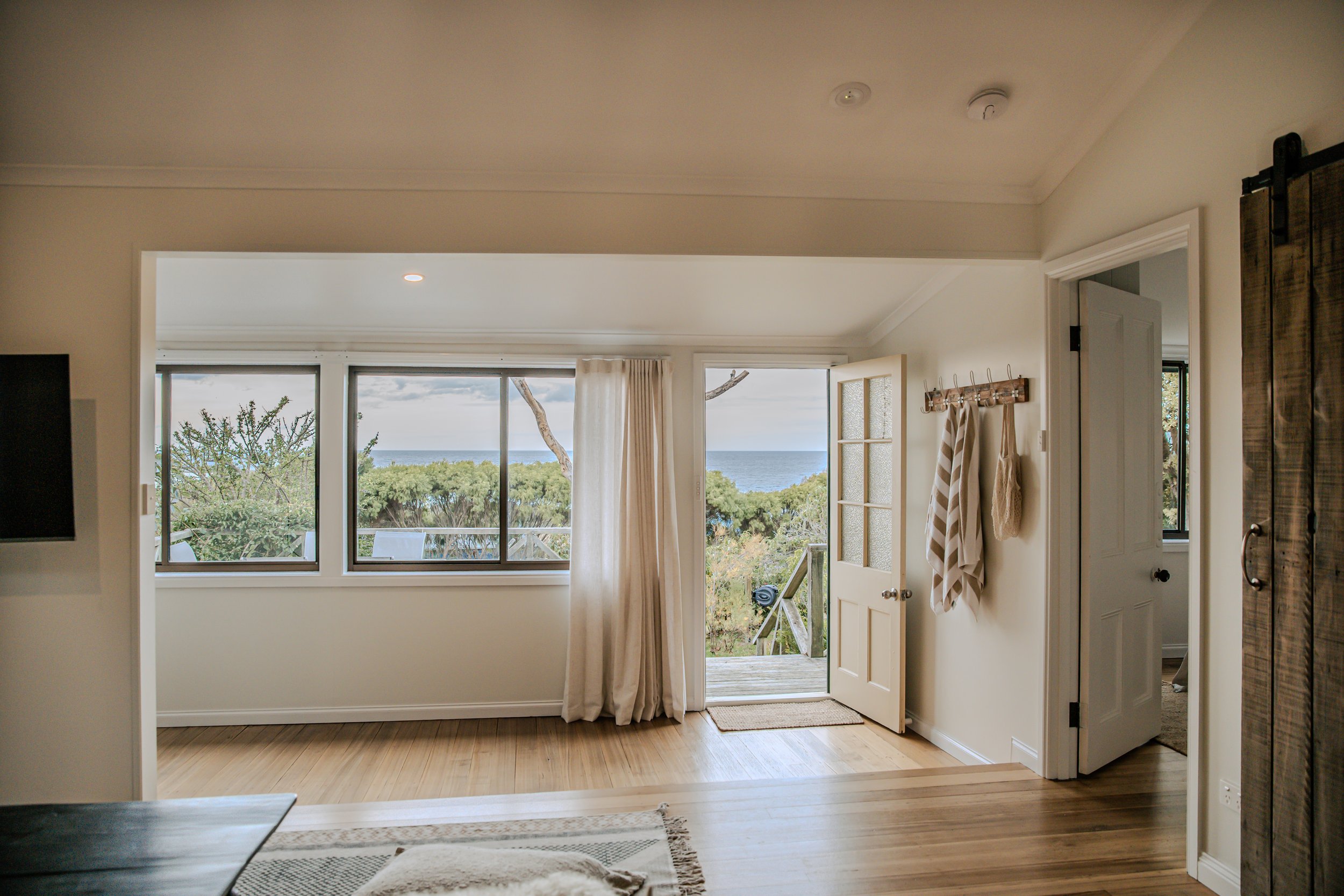 Mr Percival - Cozy Home w/ Ocean View Featured Image 3