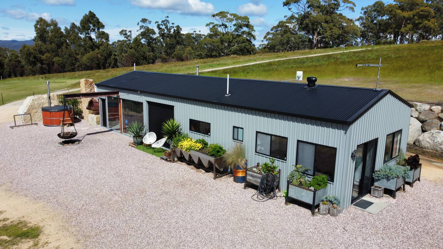 Humbug Bunk House & Hot Tub! Featured Image 1