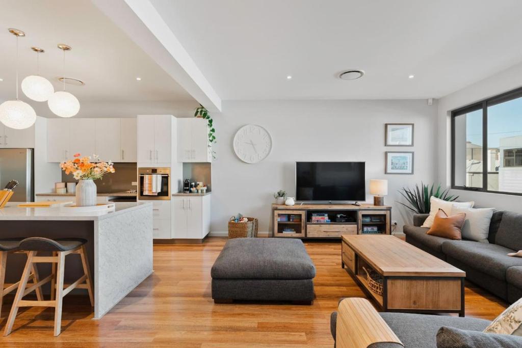 Large CBD apartment with parking Featured Image 1