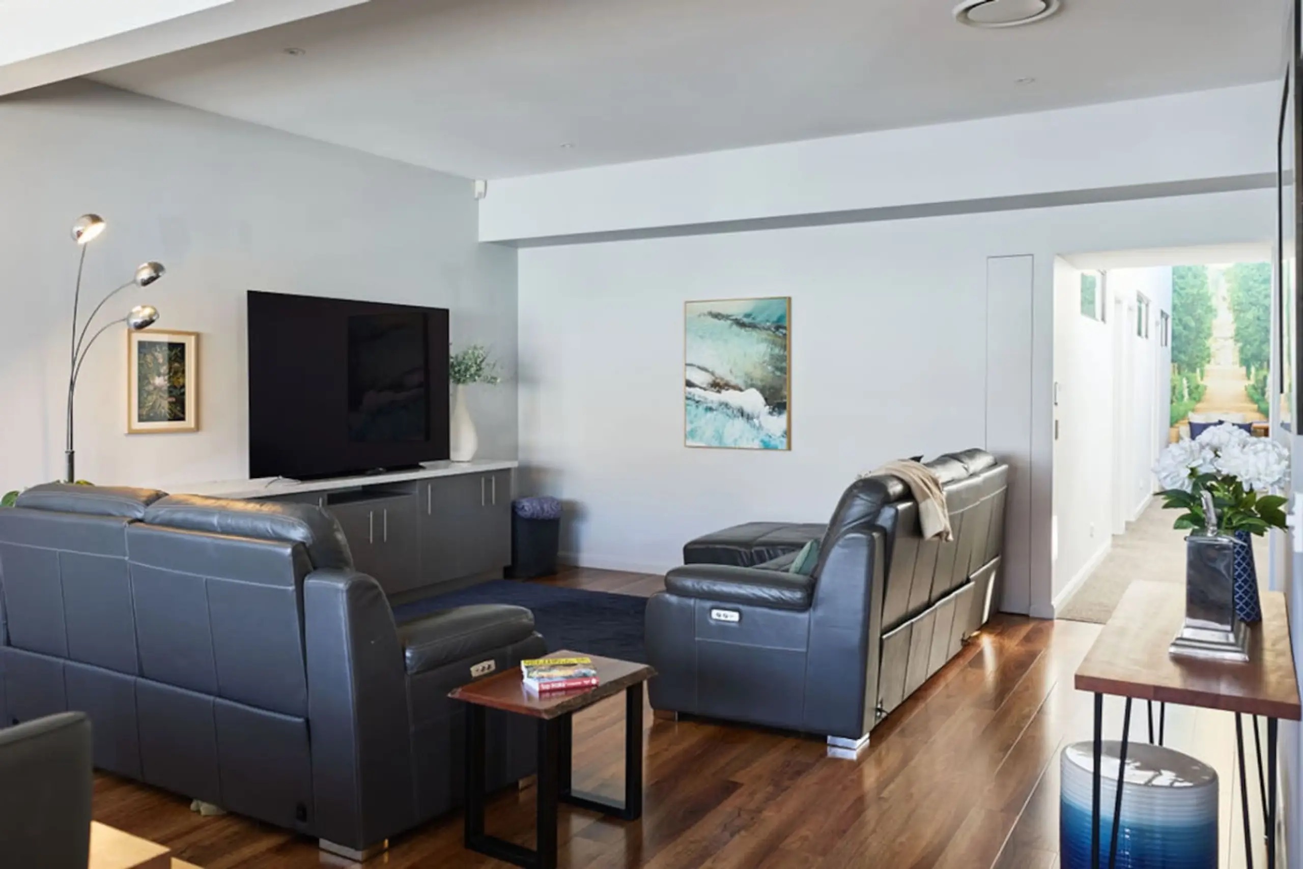 Large CBD apartment with parking Featured Image 3