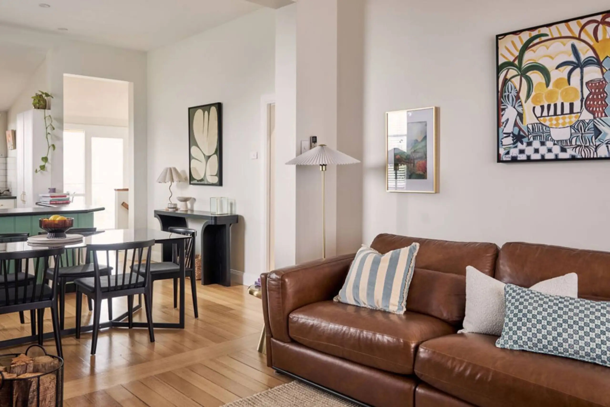 Luxury Family Home Near CBD + Gorge with Fireplace Featured Image 3