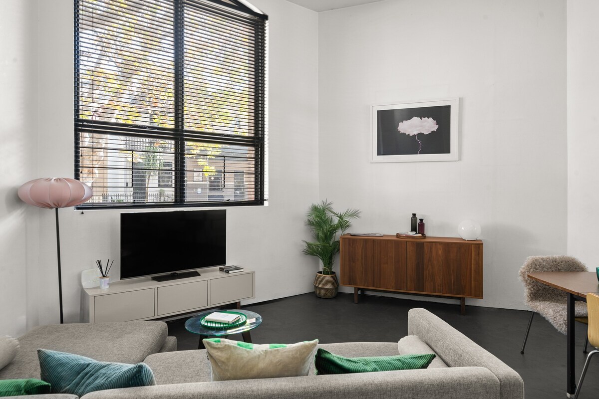 Uchu - Spacious Apartment in Converted Warehouse's featured image