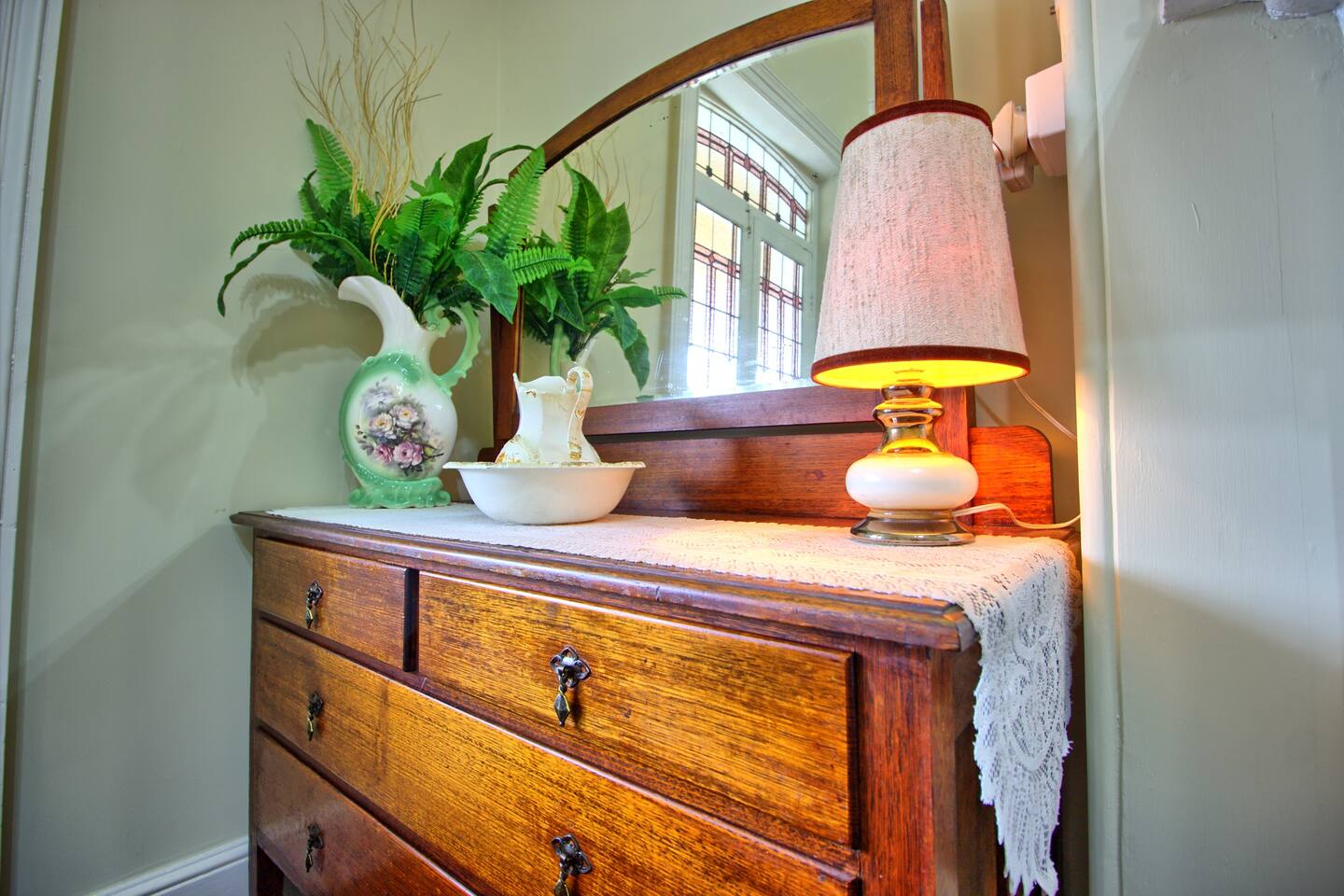 Country Charm Heritage Room in Heart of Glenelg Featured Image 3