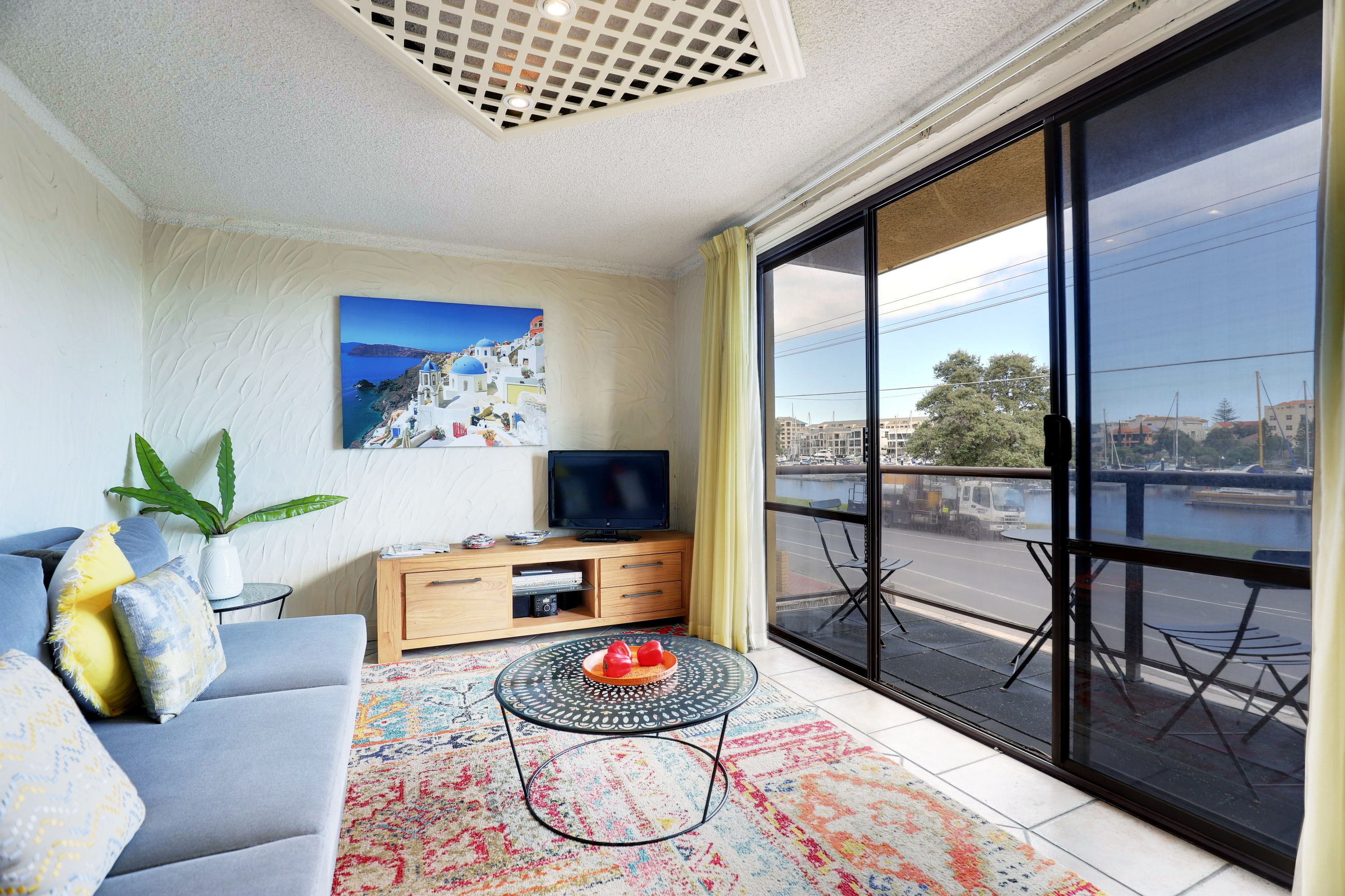 Gorgeous Balcony Riverview Apartment's featured image