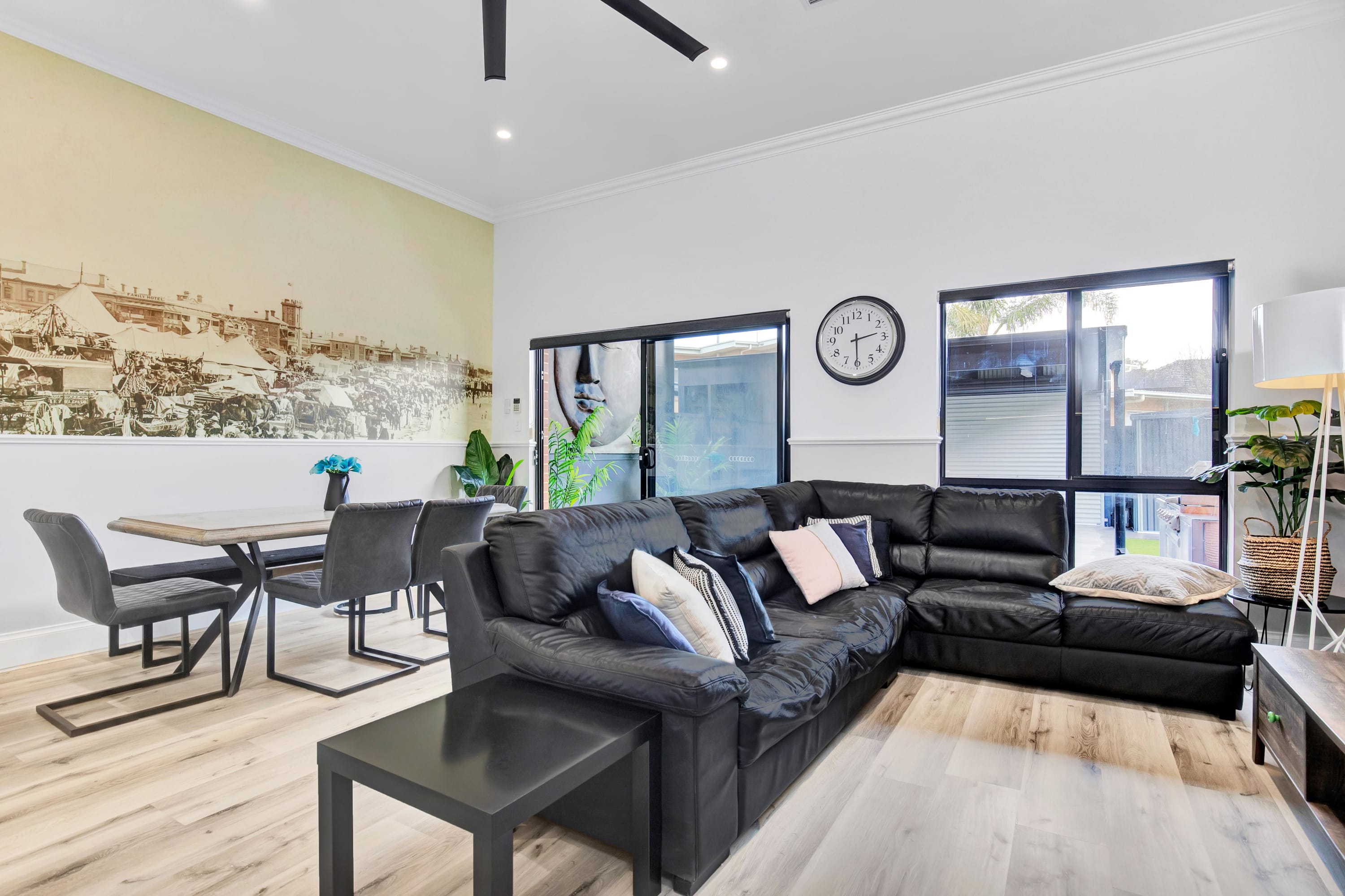 Noir Cottage | Glenelg North | 3BR | Netflix| BBQ Featured Image 2