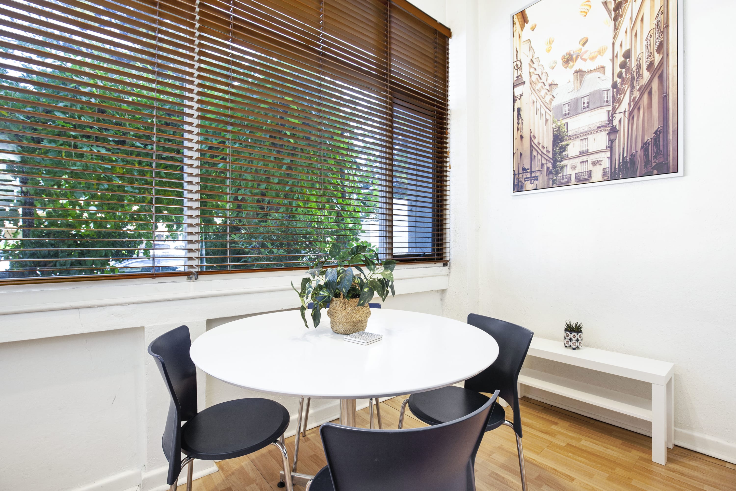 Cosy Central Glenelg | Park Views Featured Image 3