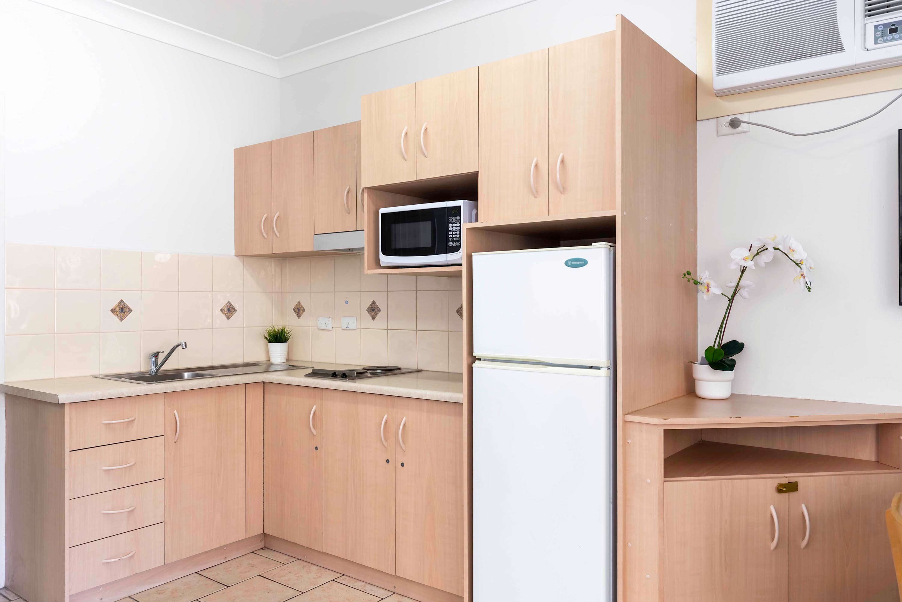 Betty's Bayside Retreat | 1BRM Glenelg Featured Image 3