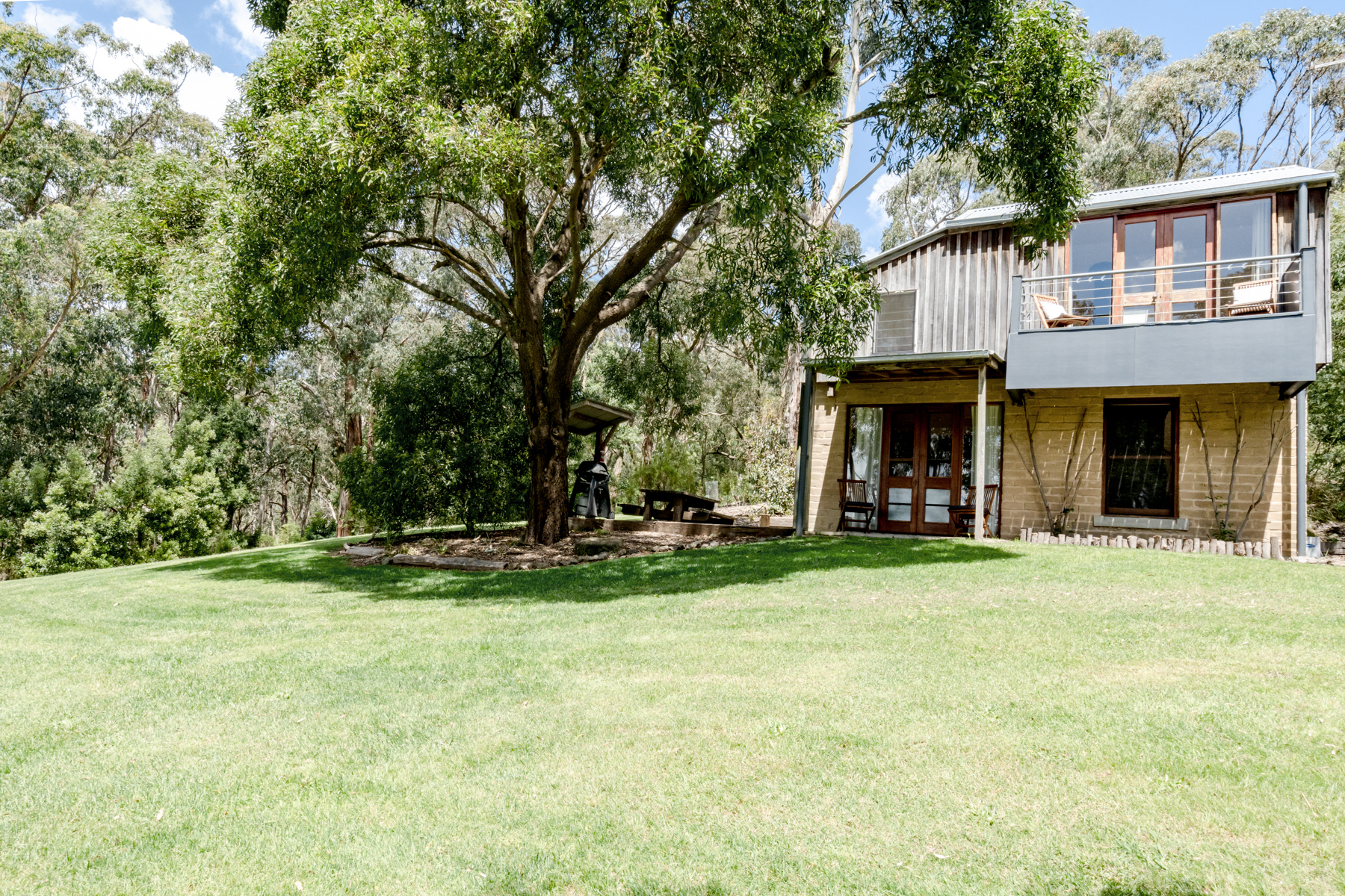 Blackwood Cottage and Weber Q area