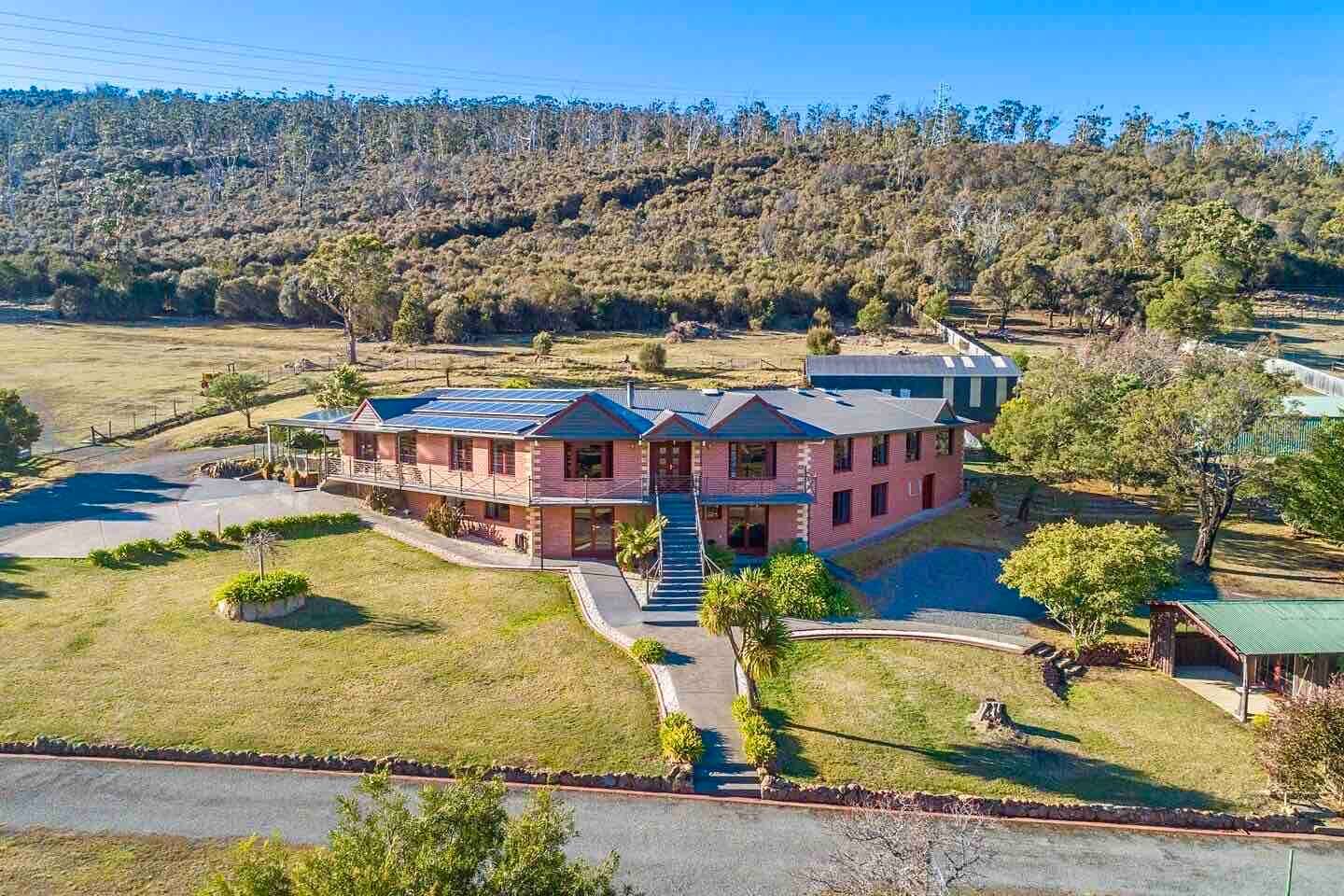 Flagstaff Estate — Luxury Hobart Retreat, Pool+Spa Featured Image 1